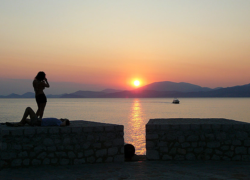 Solnedgången på Hydra är vacker. Solen går ner bakom Peloponnesos.