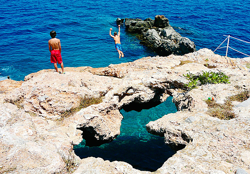 Från klipporna vid Spilia beach kan du dyka ner i det turkosa kristallklara vattnet. 