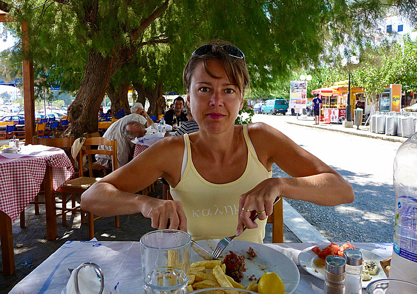 De finns många bra tavernor i Agios Kirikos hamn där du kan äta lunch eller middag medan du väntar på en färja.