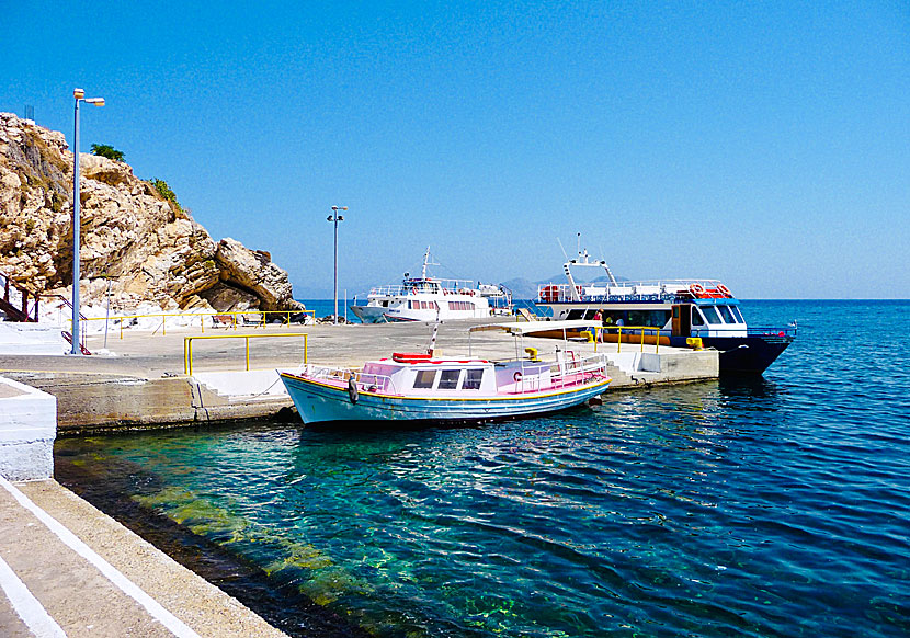 Utflyktsbåtar går från hamnen i Agios Kirikos till Ikarias grannö Fourni.