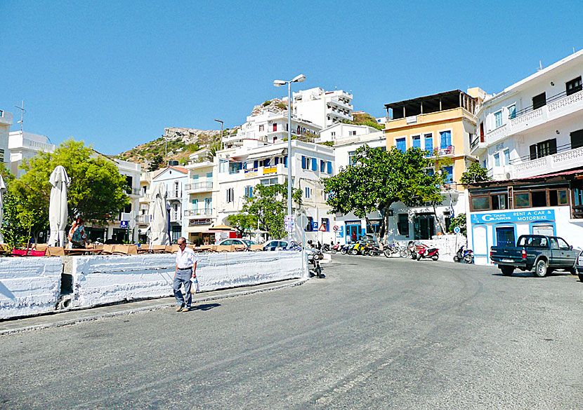 Ovanför hamnen i Agios Kirikos ligger många hotell, affärer, resebyråer och biluthyrare. 