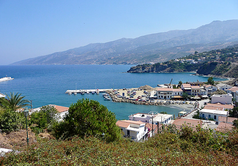 Evdilos by, hamn och strand på Ikaria i Grekland.