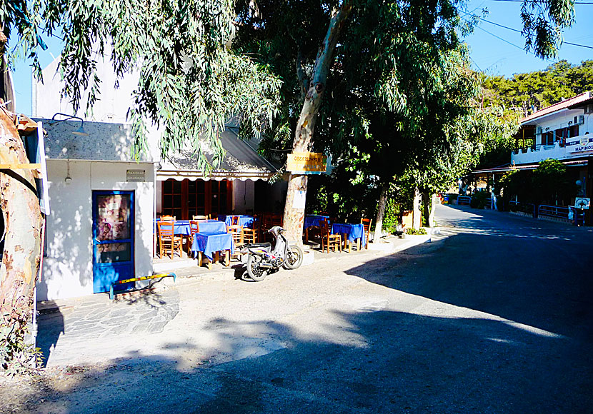 Tavernor, restauranger och affärer i Gialiskari på Ikaria.