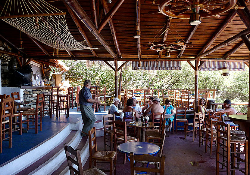 Taverna Ston Gialo kanei Fourtouna i Magganitis på Ikaria.