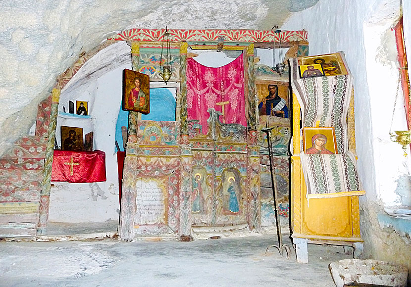 Altare, heliga ikoner och fresker i klostret Theoktistis monastery på Ikaria.