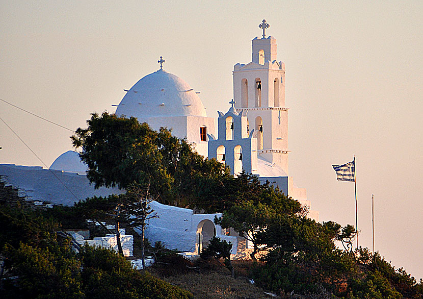 Agia Irini church i hamnen Ormos på Ios i Kykladerna.
