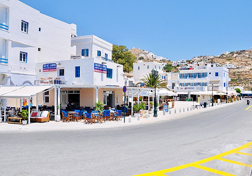 I hamnen Ormos på Ios finns barer, restauranger, mopeduthyrare, hotell, affärer och resebyråer. 