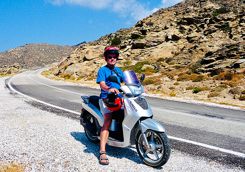 Hyra moped, motorcykel och fyrhjuling på Ios i Grekland.