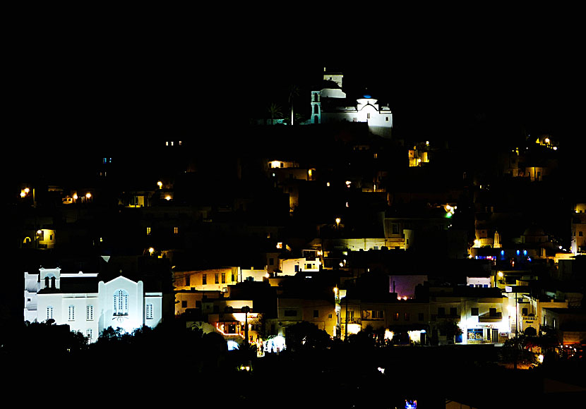 Kyrkorna i Chora är upplysta på natten.