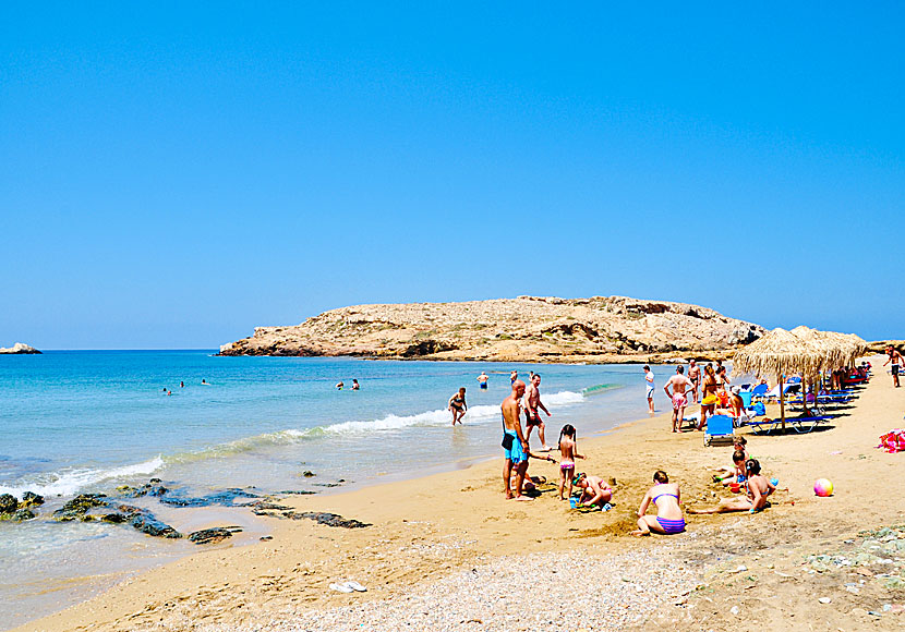 Den barnvänliga sandstranden Koumbara beach på ön Ios i Grekland.