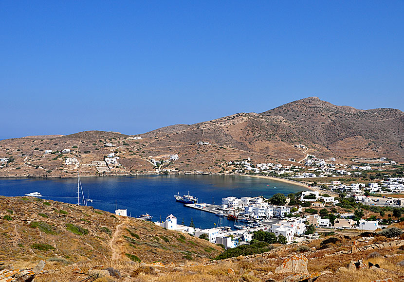 Ormos hamn och Gialos beach på Ios i Kykladerna.