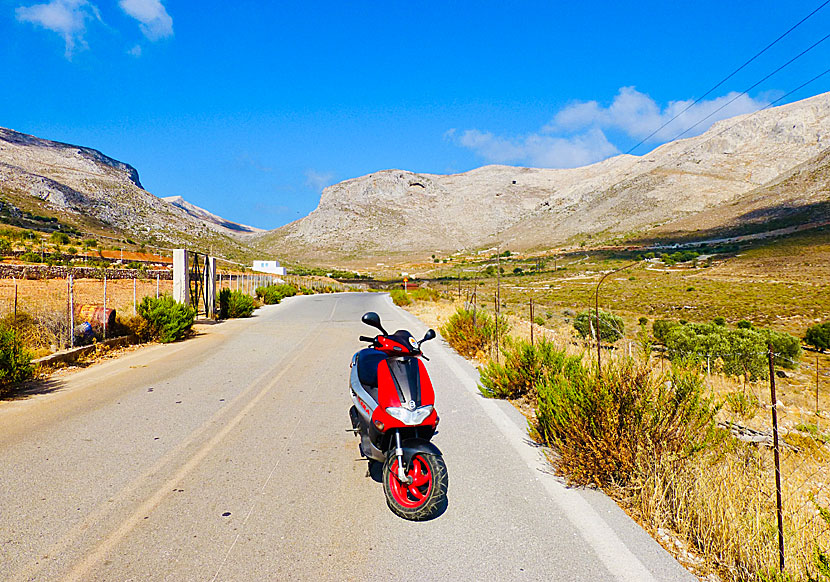 Hyra moped och köra till Vathydalen på Kalymnos.