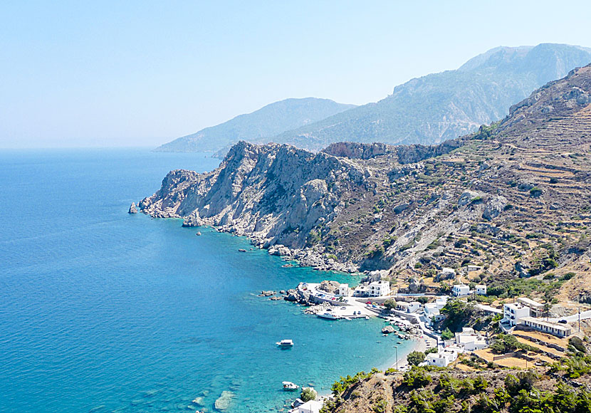Det mysiga kustsamhället Agios Nikolaos nedanför byn Spoa på Karpathos.