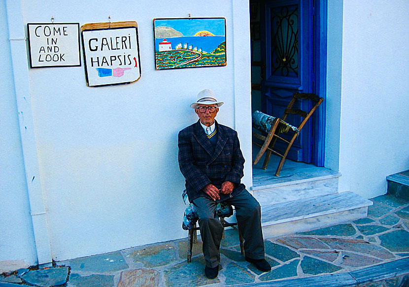 Konstnären Giannis Hapsis från byn Othos på Karpathos.