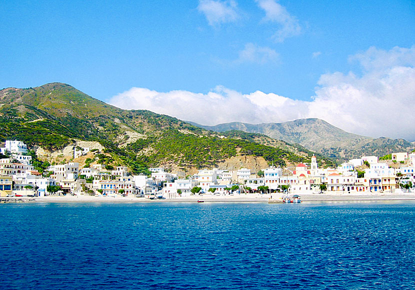 Diafani by, hamn och strand på norra Karpathos i Grekland. 