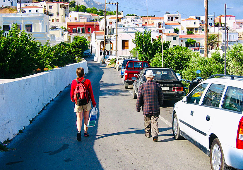 Giannis Hapsis och hans stora kavaj på väg att visa oss folkmuseet i Othos.