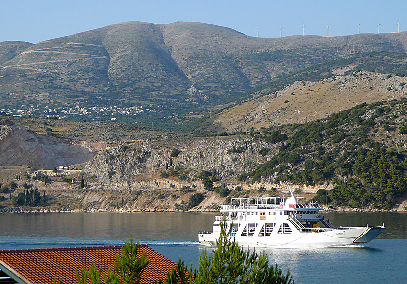 Bilfärjan som går mellan Argostoli och Lixourihalvön på Kefalonia.