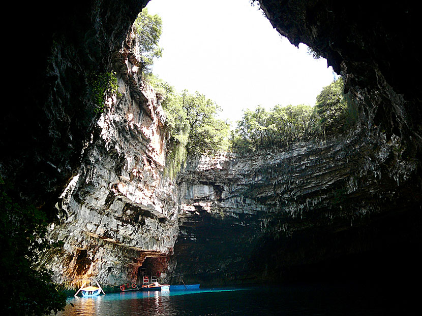 Färgen på vattnet i Melissani lake och cave skiftar under dagen beroende på var solen står. 