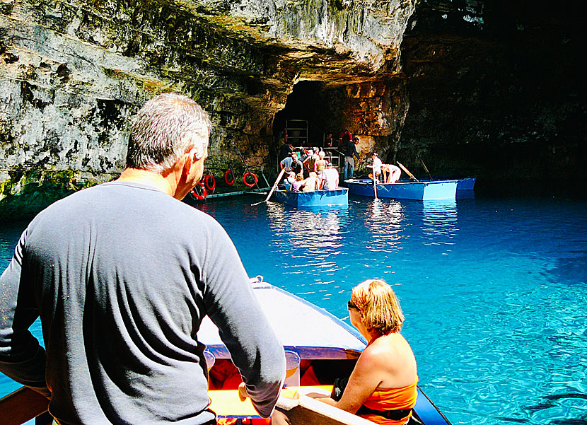 Melissani lake och cave är den roligaste utflykten man kan göra på Kefalonia.