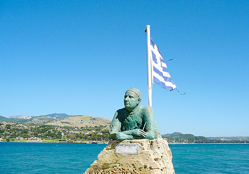 Staty i Argostoli av den grekiska poeten Nikos Kavadias som kallades "The Poet of the Sea".