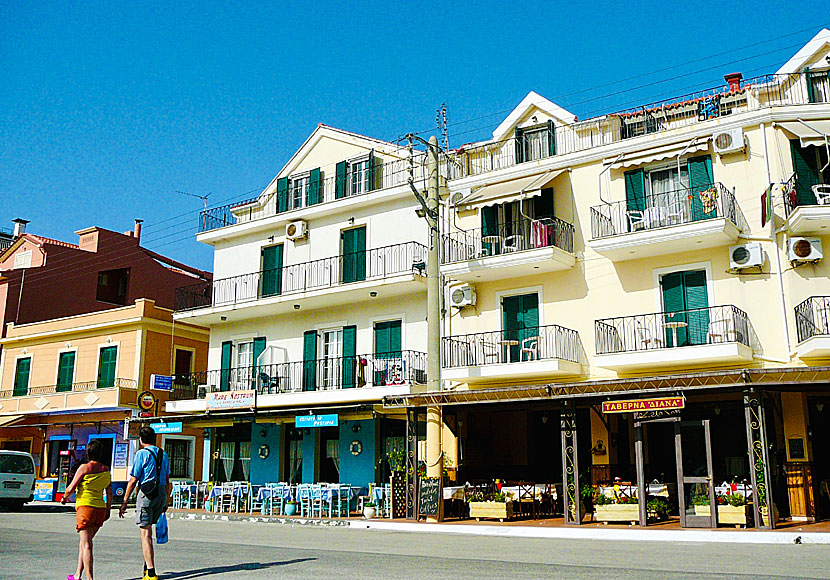 Det ligger många bra tavernor och restauranger längs hamnpromenaden i Argostoli.