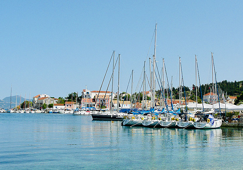 Hamnen i Fiskardo på Kefalonia är en mycket populär destination för seglare. 
