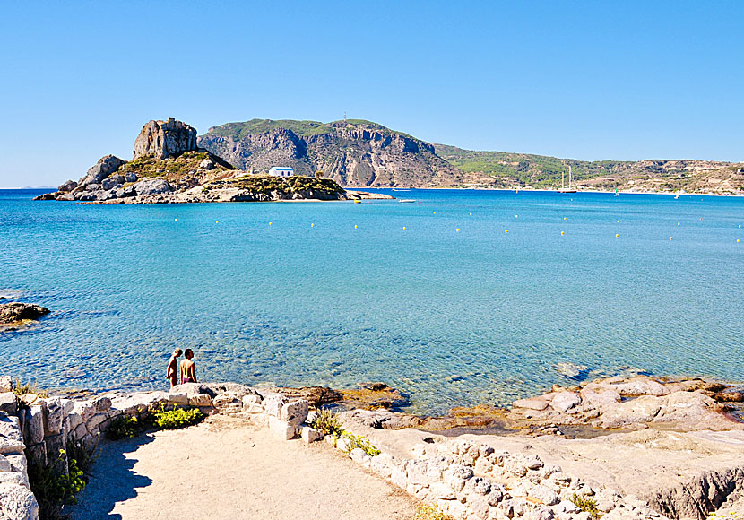 Kastri island och Agios Nikolaos church utanför Agios Stefanos beach på Kos.