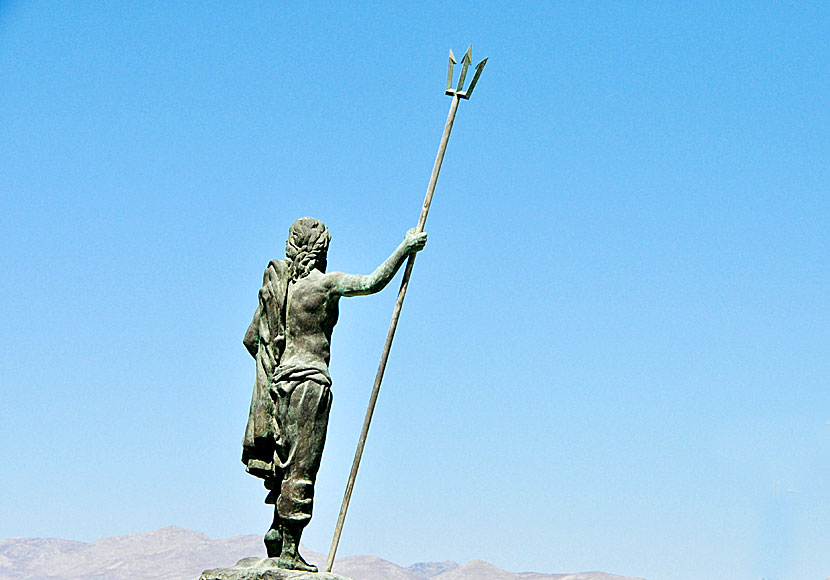 Poseidon vakar över hamnen i Mastichari.