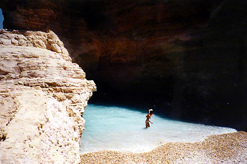 Grottan och Gala beach nära stranden Pori på Koufonissi.