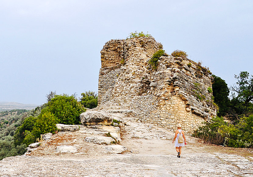 Romerska vakttorn, vattencisterner, antika broar och kyrkogårdar i Ancient Eleutherna på Kreta. 