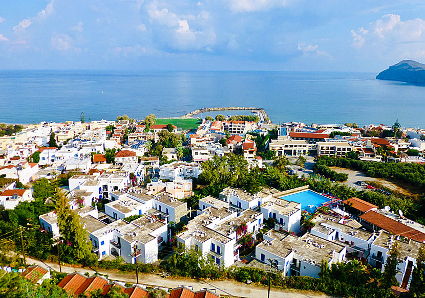 Byn och stranden i Platanias på nordvästra Kreta.