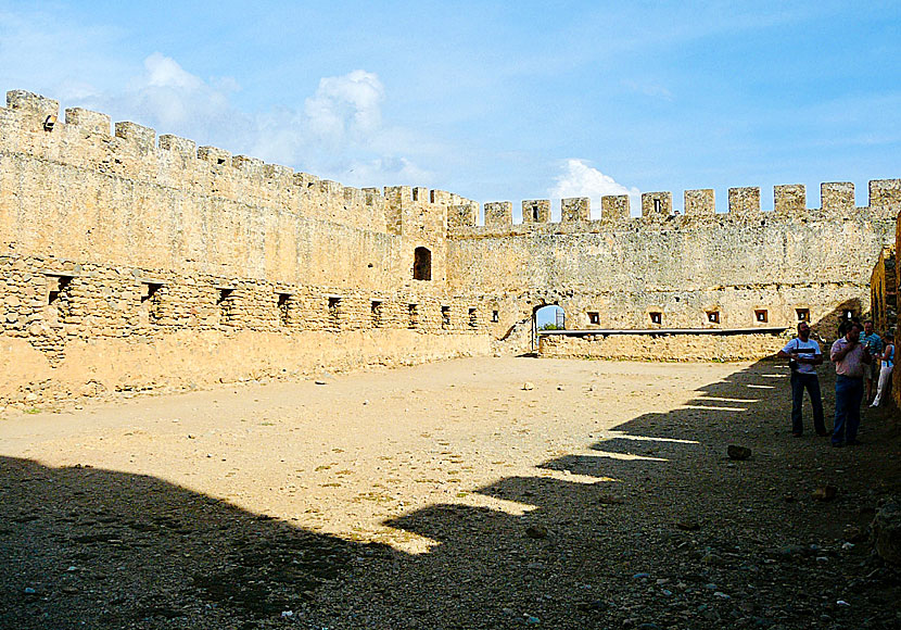 Frangokastello byggdes av venetianarna 1371-1374 för att skapa ordning i den upproriska Sfakiaregionen på södra Kreta.