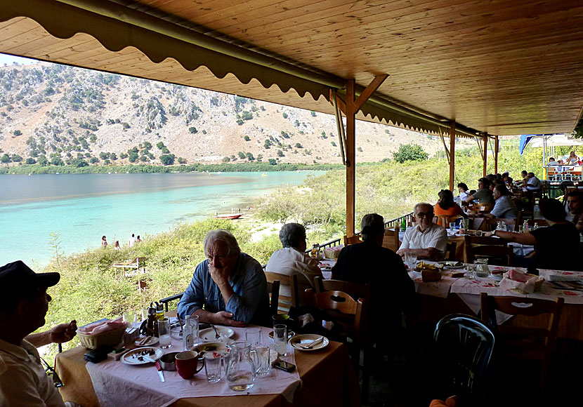 Bra tavernor och restauranger ovanför Kournas Lake på Kreta.