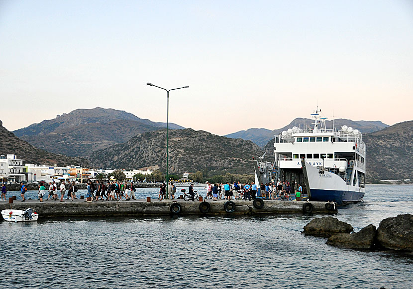 Bilfärjan Samaria trafikerar Paleochora, Sougia, Agia Roumeli, Loutro och Chora Sfakion.