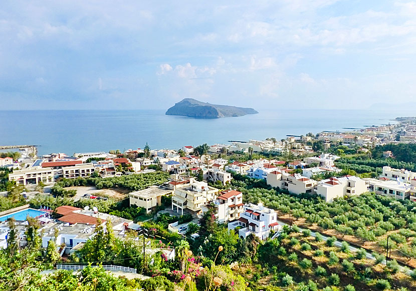 Platanias, Agia Marina och ön Theodorou sett från Gamla Platanias som ligger väster om Chania på Kreta.