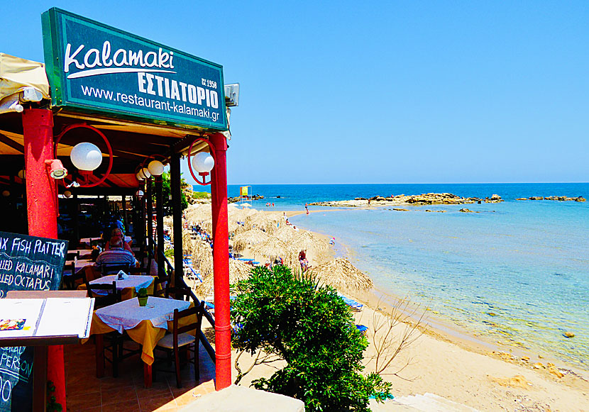 Restaurant Kalamaki ligger på krypavstånd från stranden. 