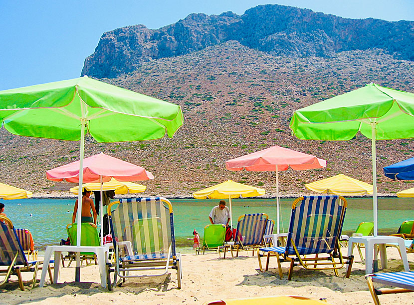 Hyra solstolar och parasoll vid Stavros beach på Kreta.