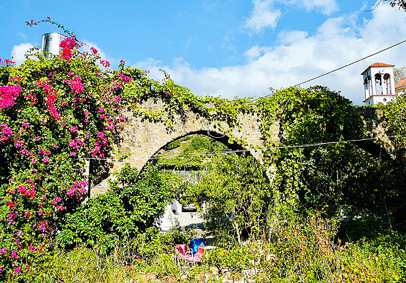 Den gamla stenbron och kyrkan i byn Elos på Kreta.