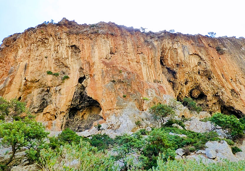 Under vandringen i ravinen passerar man många häftiga klippor med grottor.