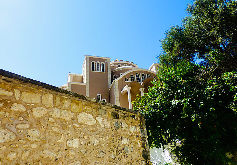 Den pampiga kyrkan i klostret Agios Nikolaos i Zaros på Kreta.