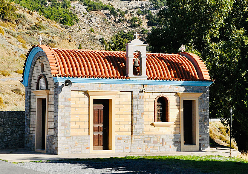 Amiras Memorial Church ligger vid monumentet. 