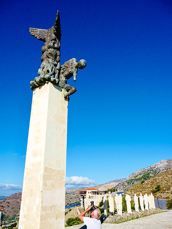 Bilder från The Holocaust of Viannos monument i byn Amiras på Kreta.