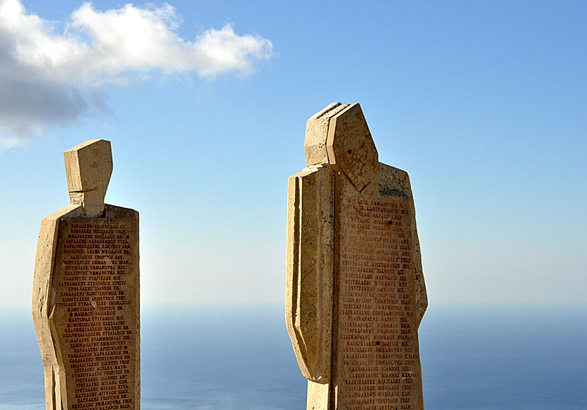 På varje monument står namn på de som dödades under massakern från  The Holocaust of Viannos på Kreta.