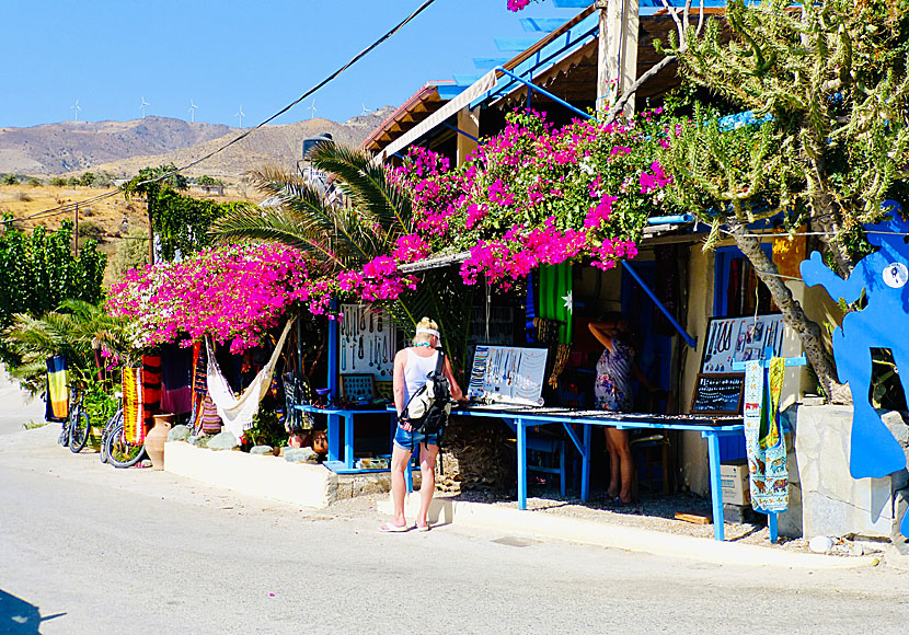 En hippieinspirerad affär ovanför stranden i Stranden i Dytikos är en populär strand på södra Kreta som lockar övervintrande hippier. 
