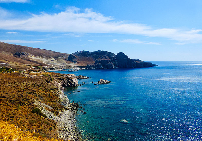 Hamnen och stranden i Loutra längs vägen till Kali Limenes på Kreta.