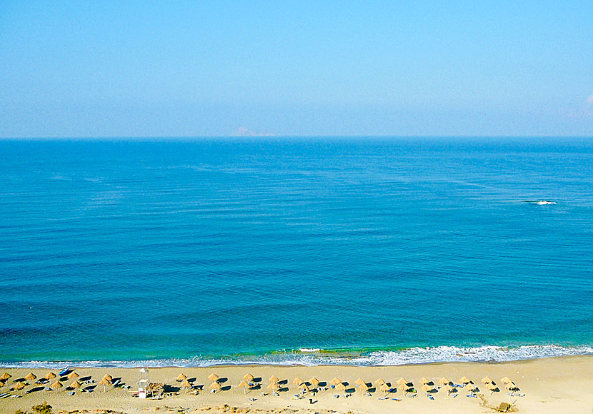 Komos beach nära stränderna Kalamaki och Kokkinos Pyrgos på södra Kreta.
