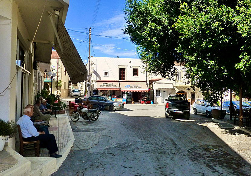 Affärer, tavernor och restauranger i byn Sivas på Kreta.