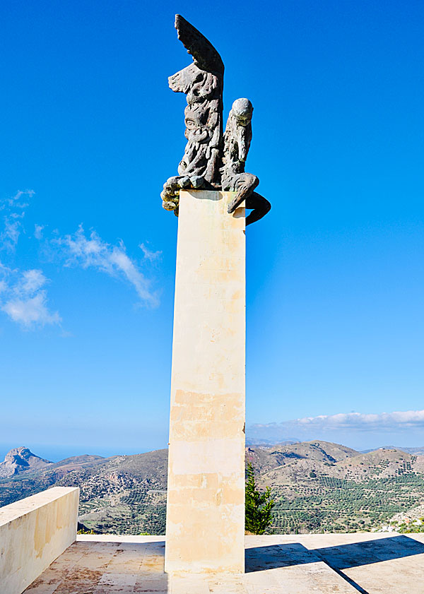 Krigsmonument i byn Amiras på Kreta.