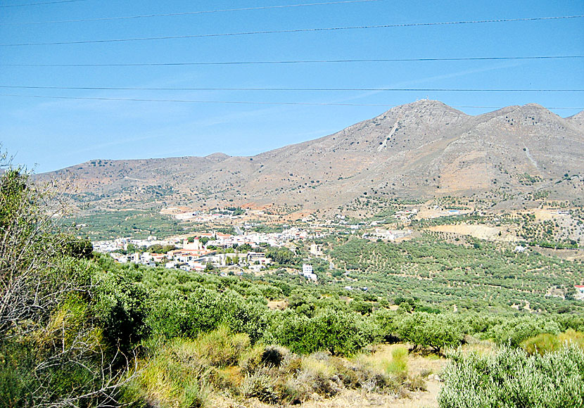 Agios Georgios är en av de störra byarna på Lasithiplatån. 