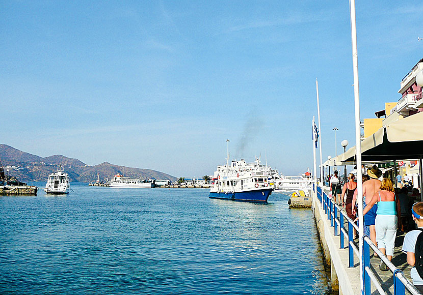 Från hamnen i Agios Nikolaos går det utflyktsbåtar till spetälskeön Spinalonga.